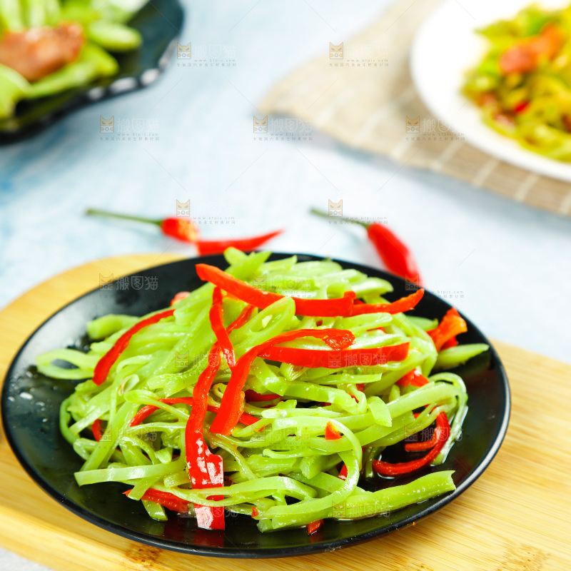 盘子里装着炒扁豆