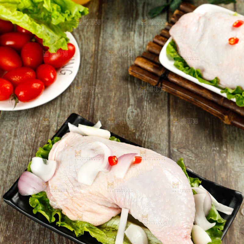 碟子里放着鸡腿