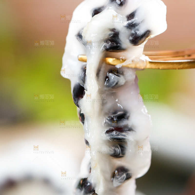 碟子里放着剥皮的八月瓜