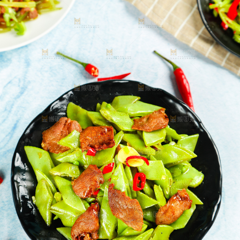 盘子里装着扁豆炒肉