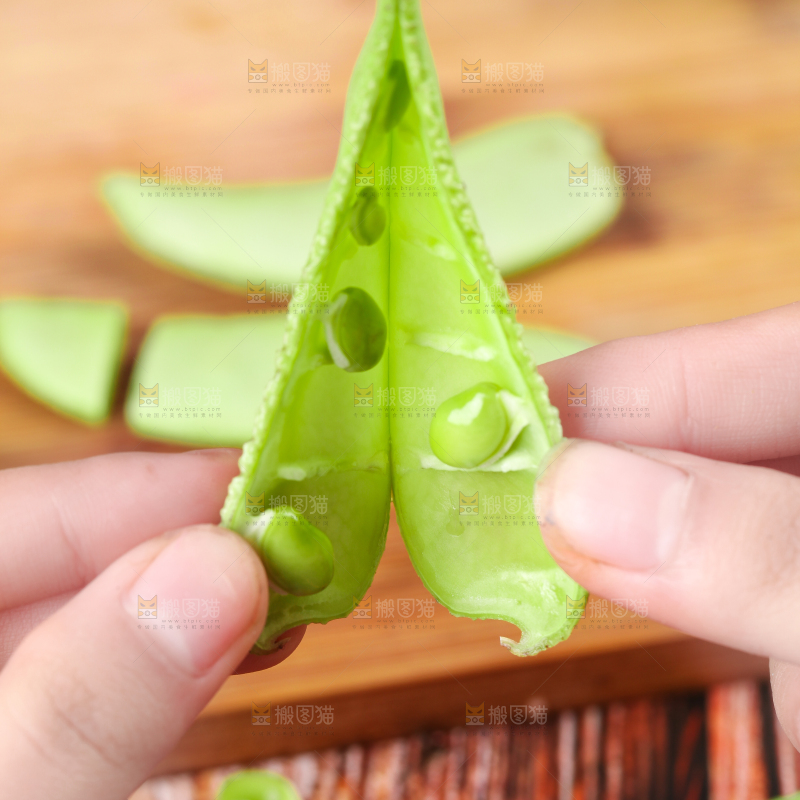 木底上摆放着扁豆