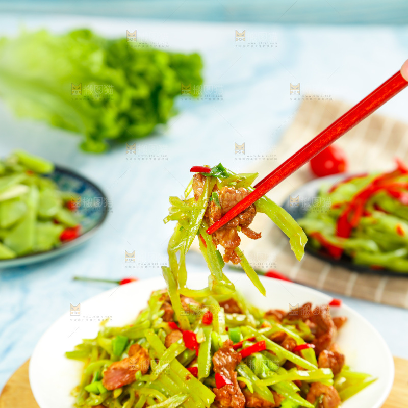 盘子里装着扁豆炒肉