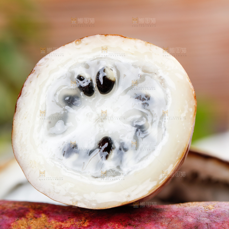 木底上摆放着八月炸