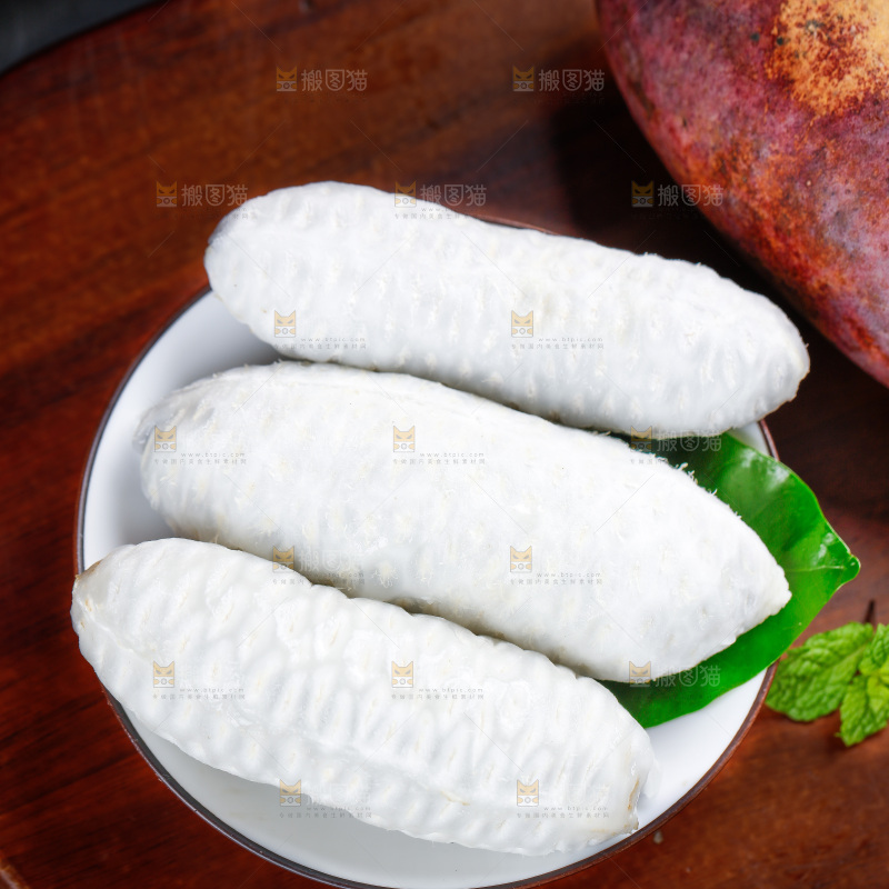 碟子里放着剥皮的八月瓜