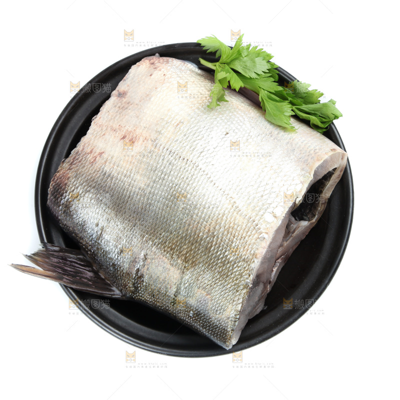 盘子里装着鲢鱼