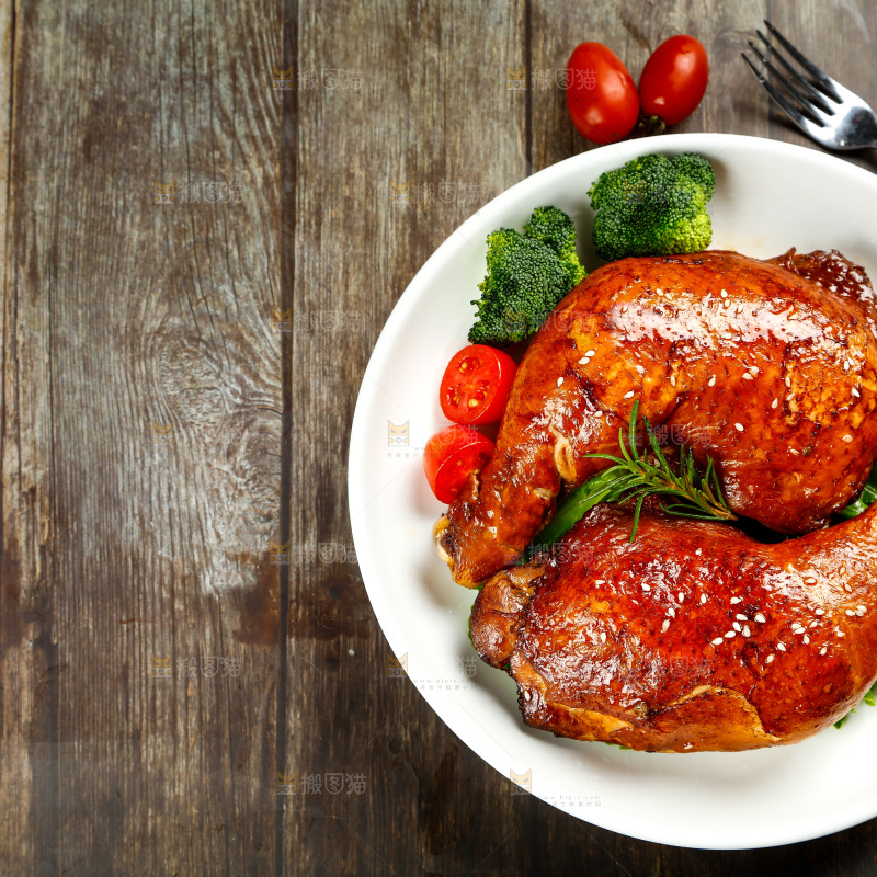 碟子里放着着蜜汁鸡腿