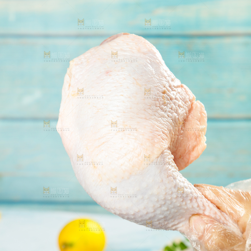 手里拿着鸡腿