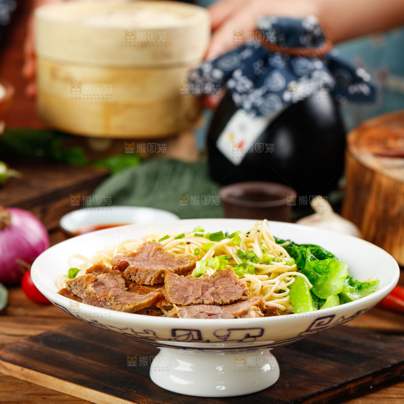 木底上放着一碗牛肉面