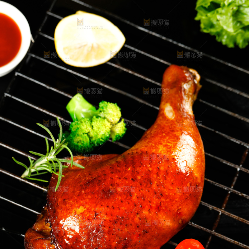 盘子里放着香辣鸡腿