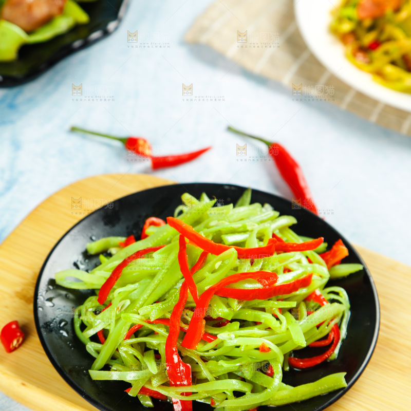 盘子里装着炒扁豆