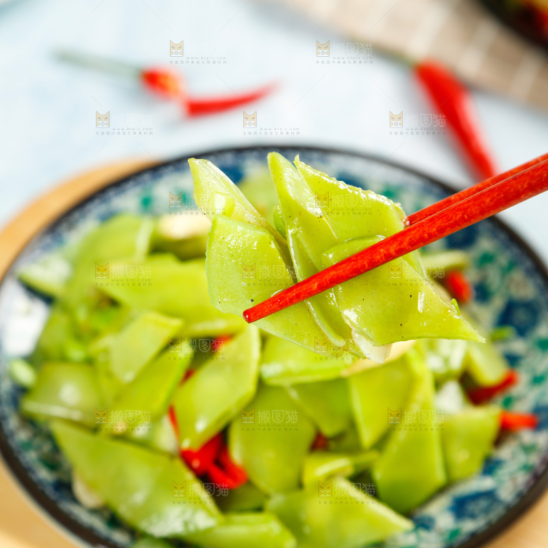 盘子里装着炒扁豆