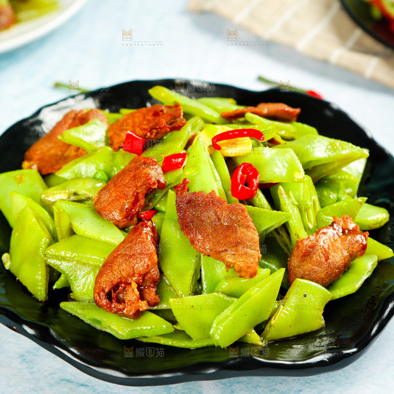 盘子里装着扁豆炒肉