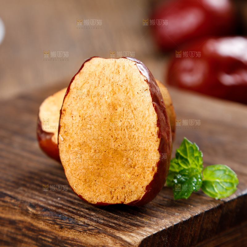 木底上摆放着红枣