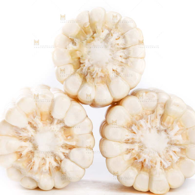 白底上放着牛奶玉米