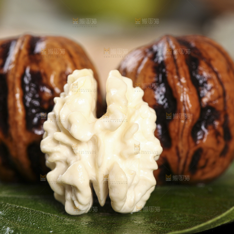 树叶上放着去皮湿核桃果仁