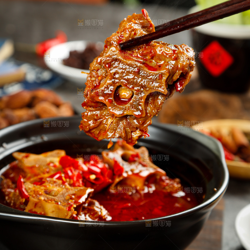 砂锅里装着麻辣羊蝎子
