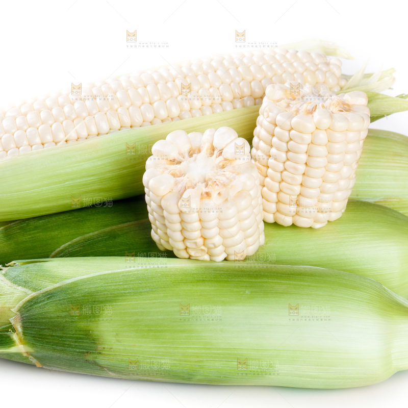白底上放着牛奶玉米