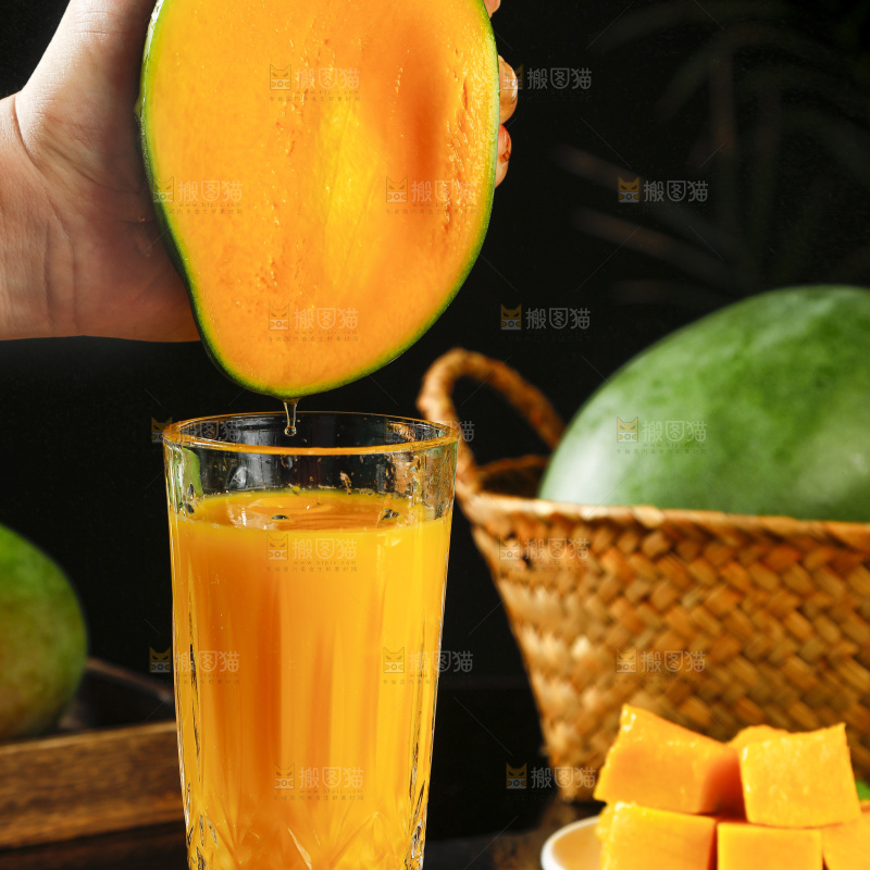 黑石板上的芒果汁
