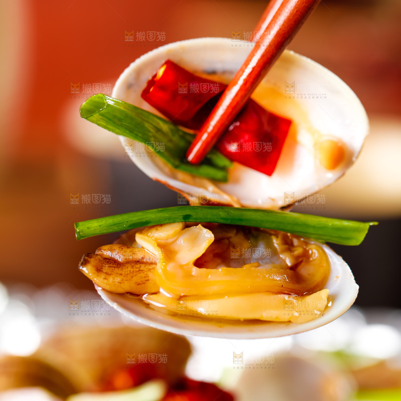 筷子夹着一粒花甲