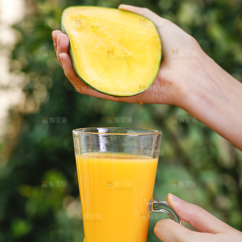 手拿一杯凯特芒果汁
