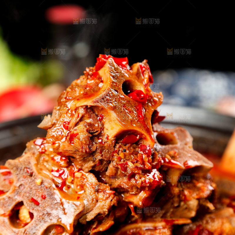砂锅里装着麻辣羊蝎子