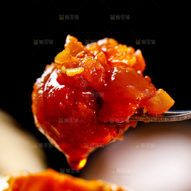 深底上叉子叉着海鸭蛋黄