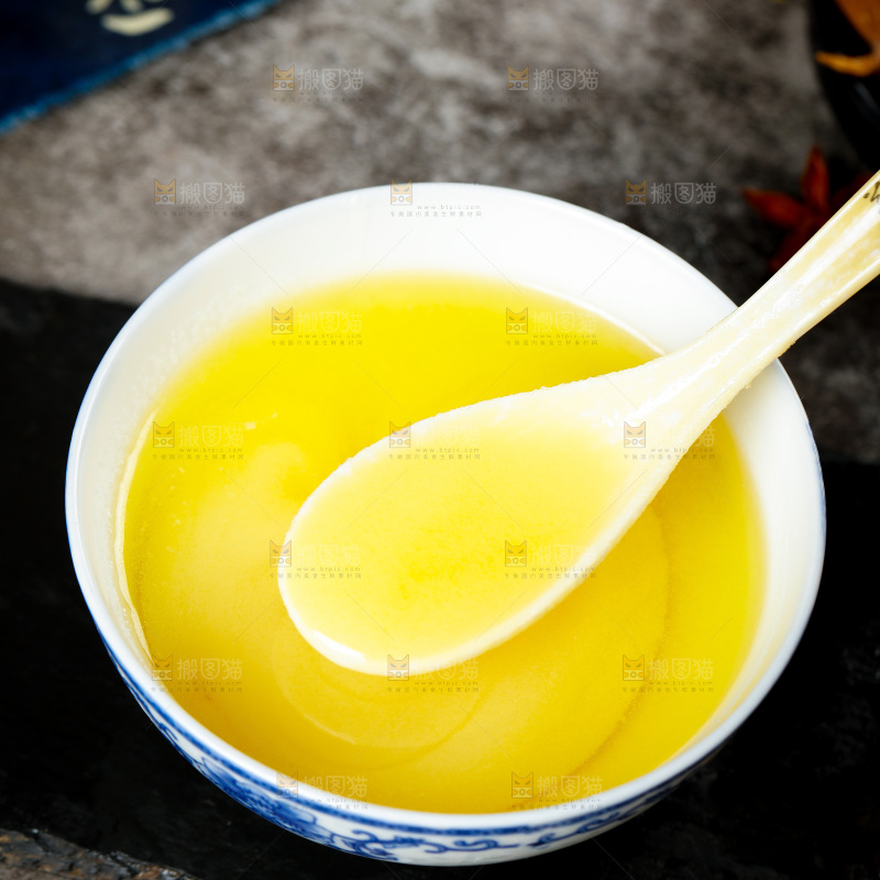 碗里装着鸡油
