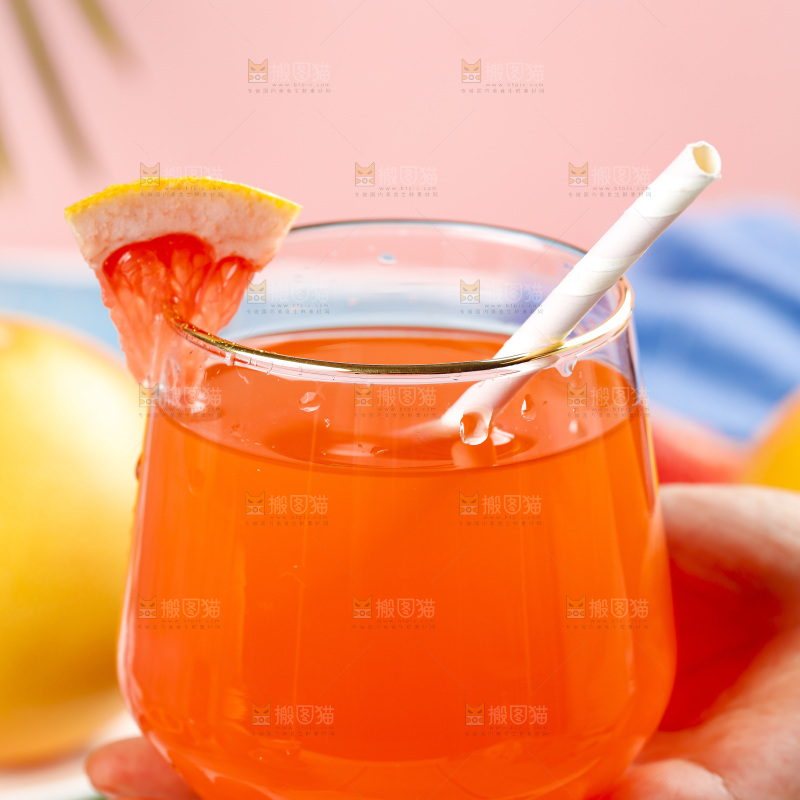 手拿红心西柚果汁