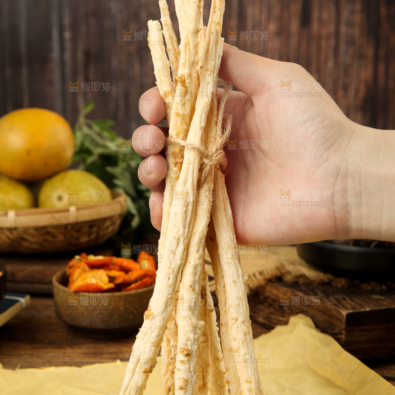 手里拿着沙参