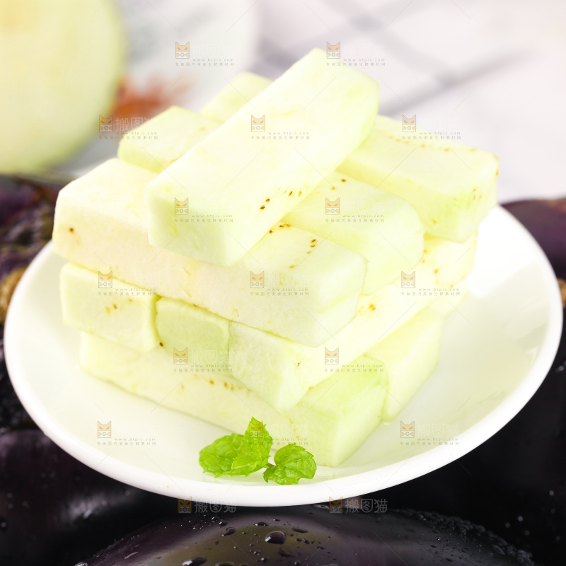 盘子里放着削皮的茄子