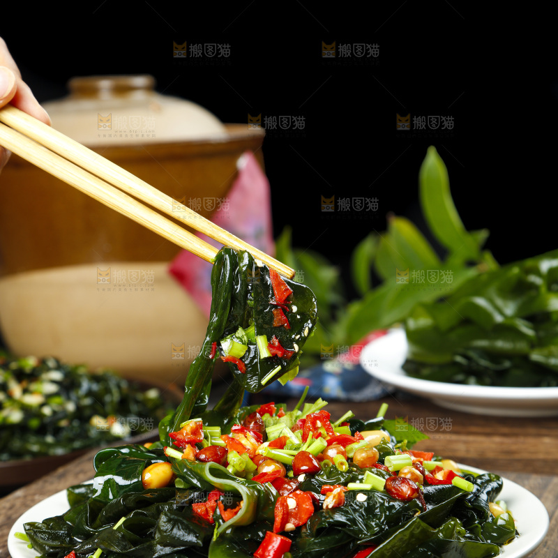 筷子夹着凉拌裙带菜