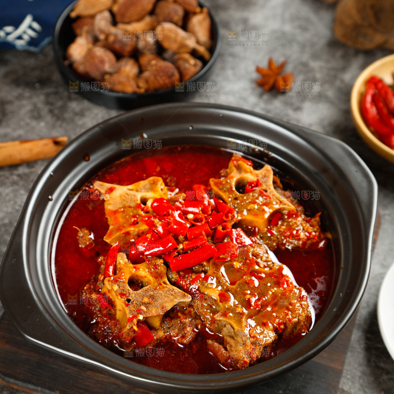 砂锅里装着麻辣羊蝎子