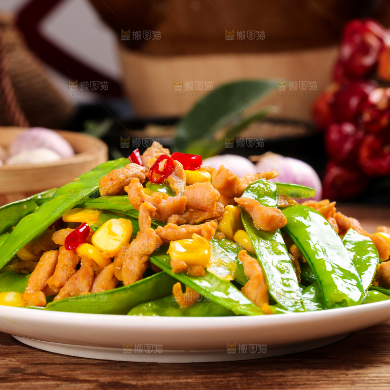 盘子里装着荷兰豆炒肉