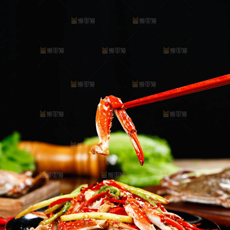 石板上放着一盘香辣梭子蟹钳