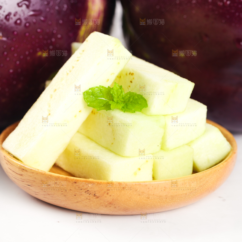 石板上放着一碟削皮的茄子