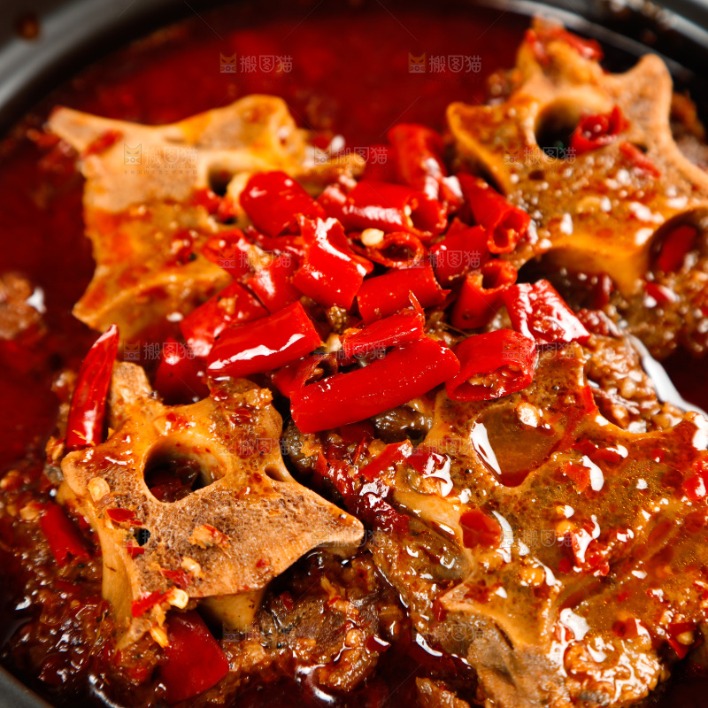 砂锅里装着麻辣羊蝎子