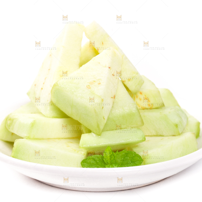白底上放着一碟削皮的茄子