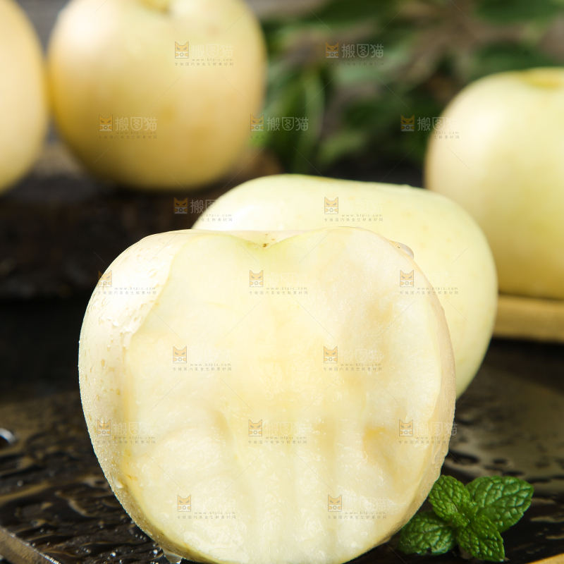 木底上放着奶油苹果