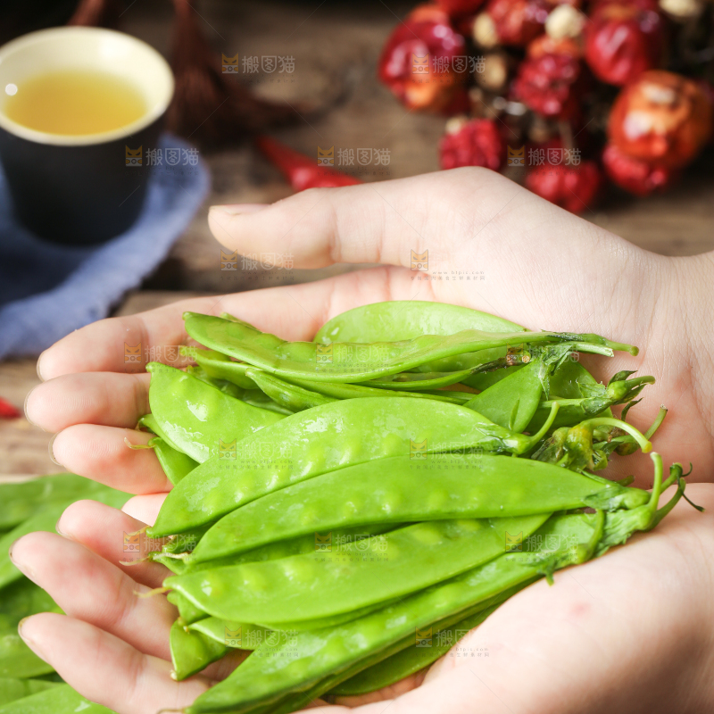 手里拿着荷兰豆