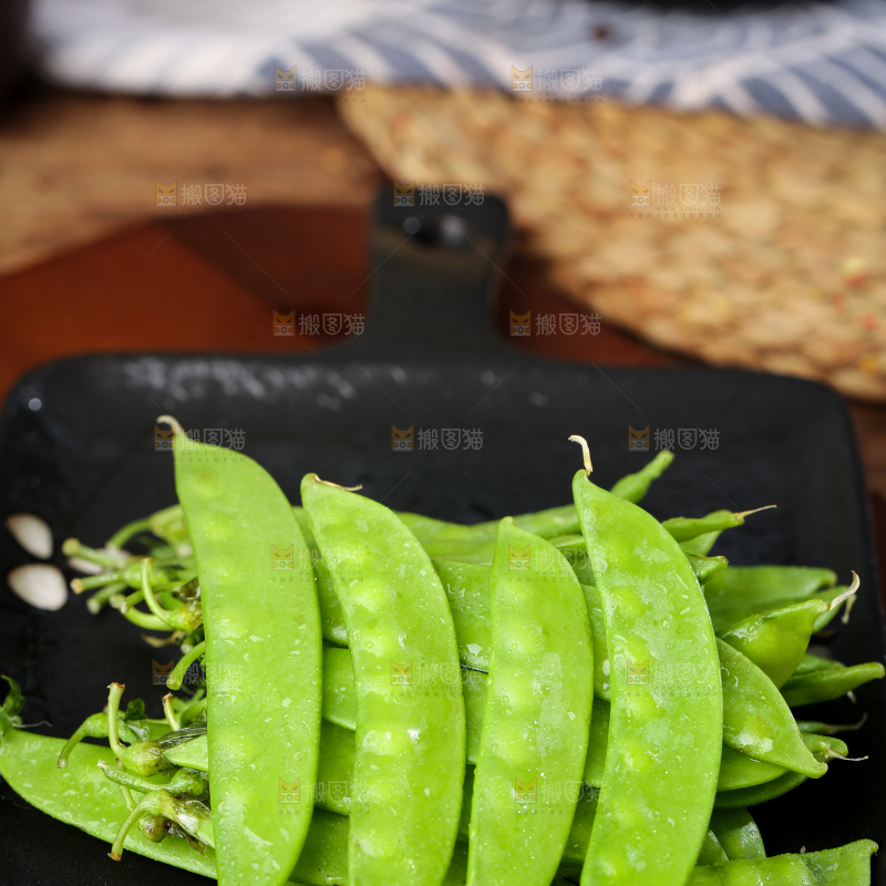 碟子里装着荷兰豆