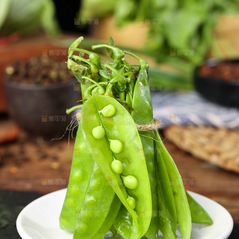 盘子里摆放着荷兰豆