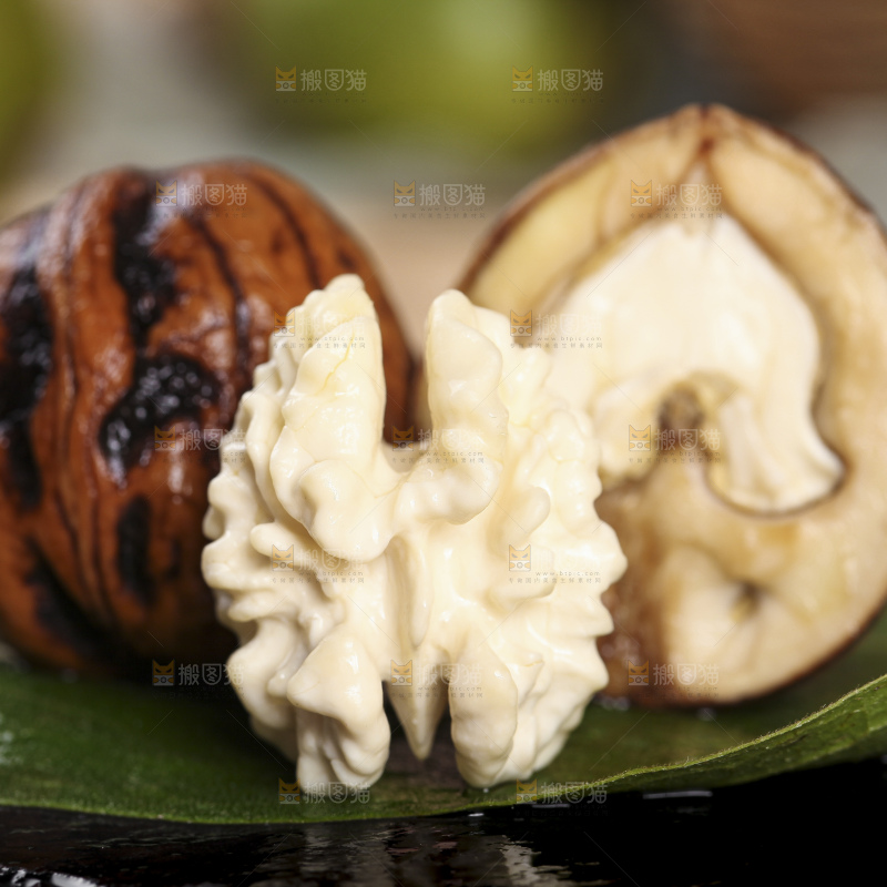 树叶上放着去皮湿核桃果仁