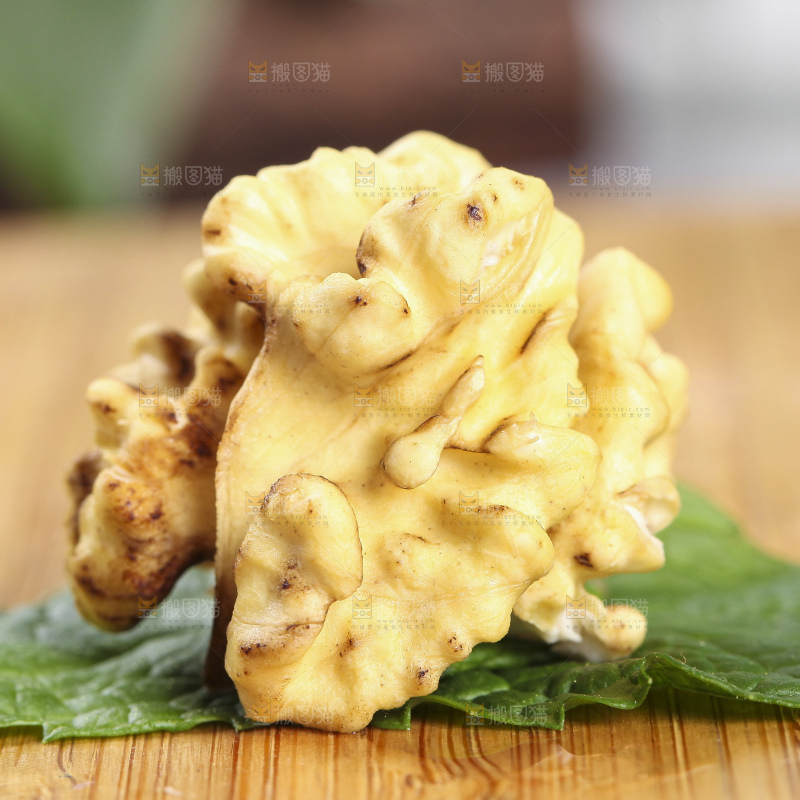 木底上放着新鲜湿核桃果仁