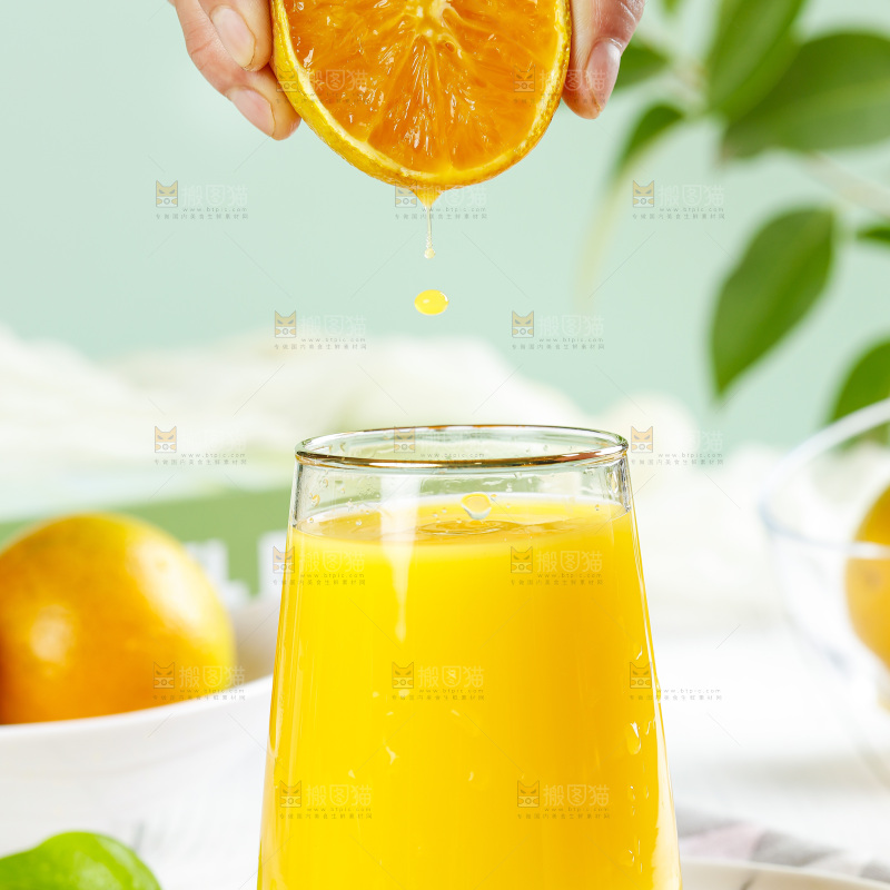 浅底上放着一杯夏橙果汁