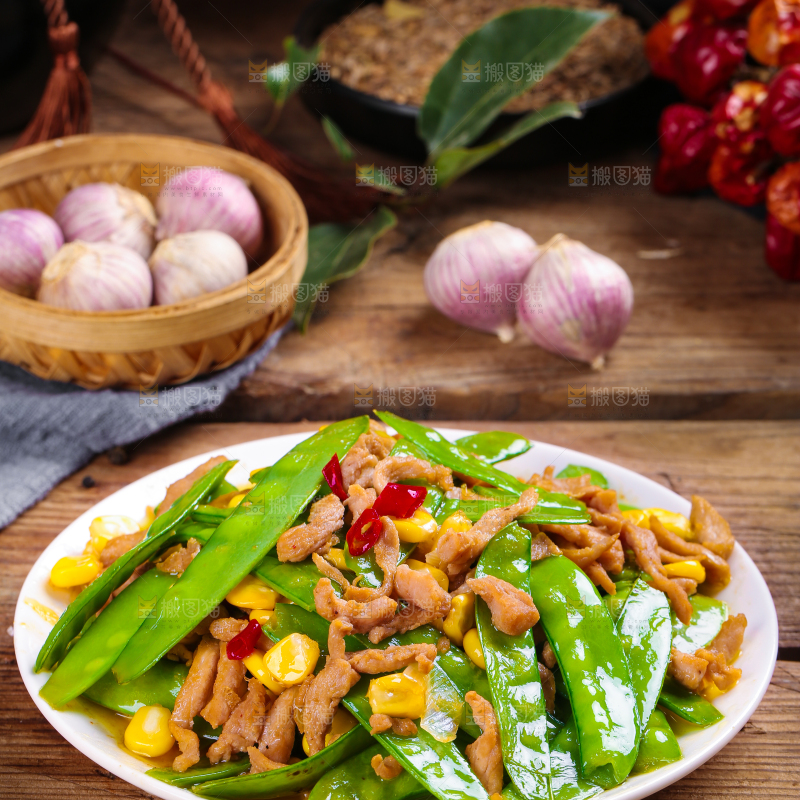 盘子里装着荷兰豆炒肉