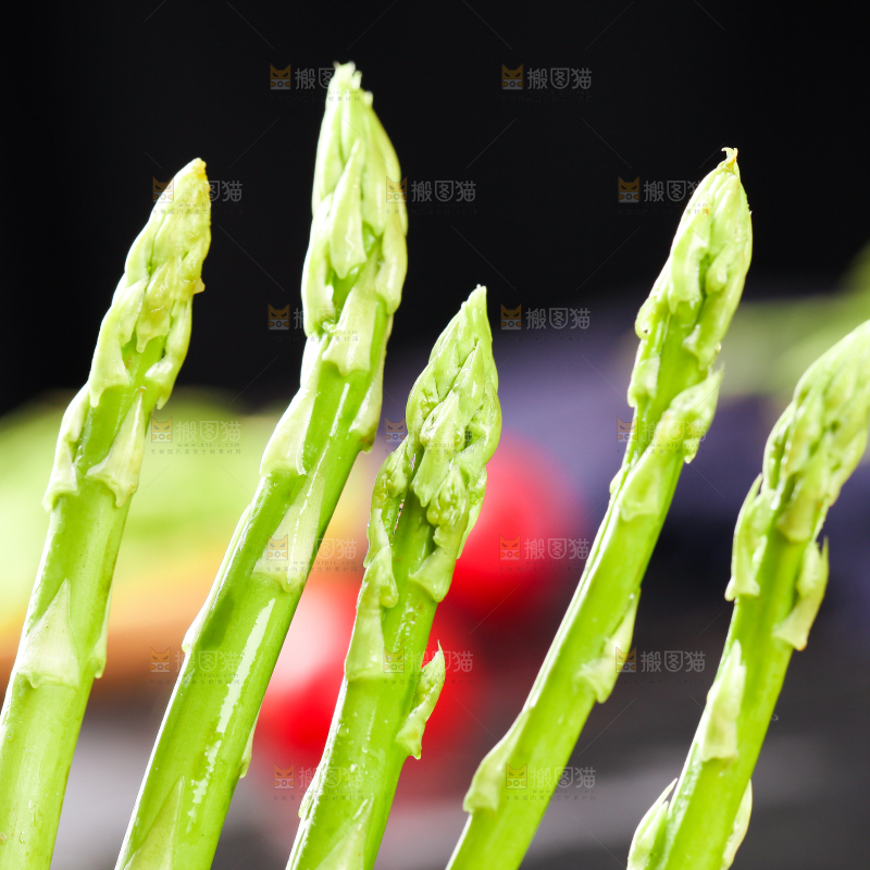 黑石板上的新鲜青芦笋