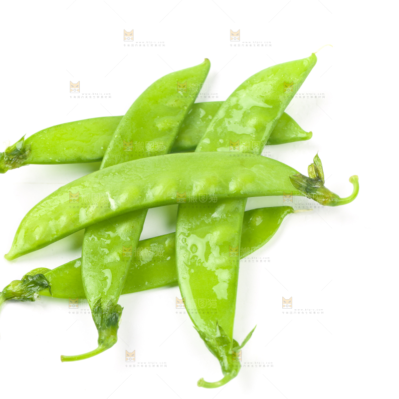 白底上摆放着豌豆荚