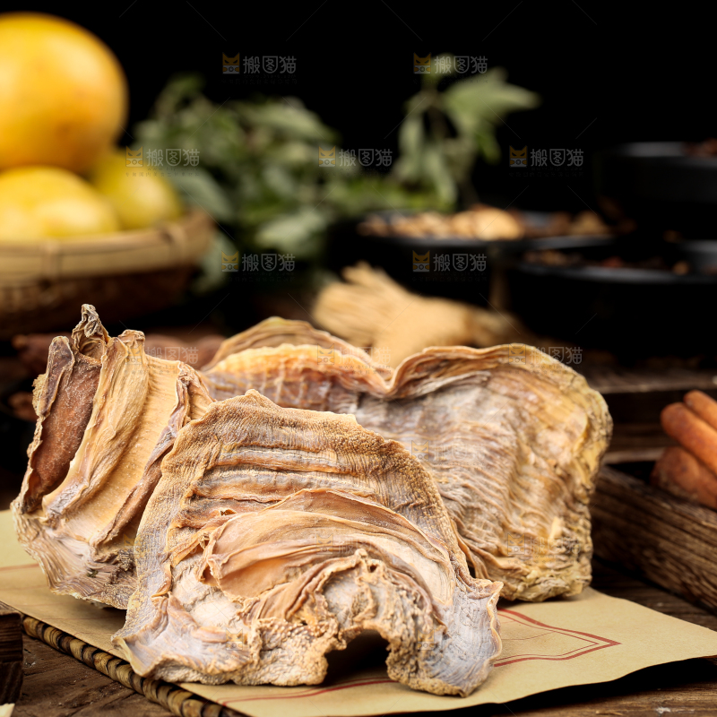 黄纸上放着冬笋干