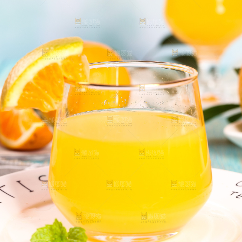 盘子里放着一杯夏橙果汁