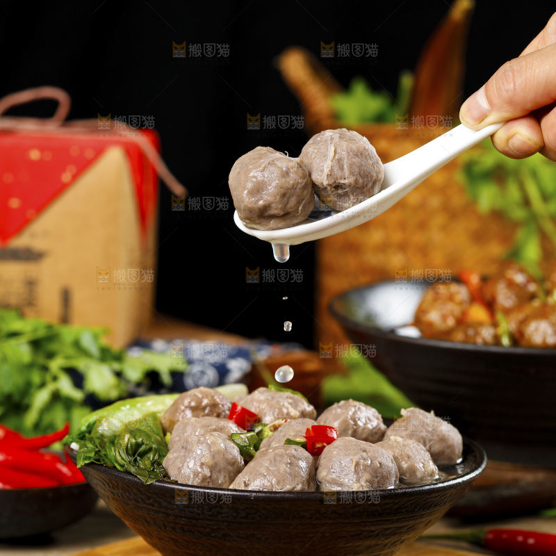 勺子里的牛肉丸